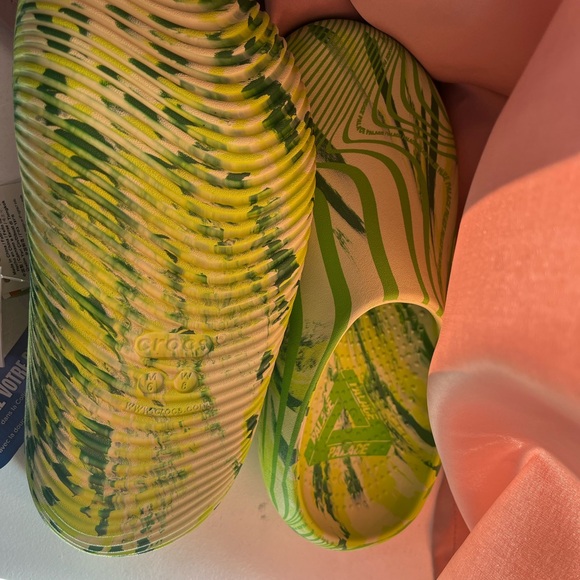 PALACE CROCS LIMITED EDITION - Picture 2 of 4